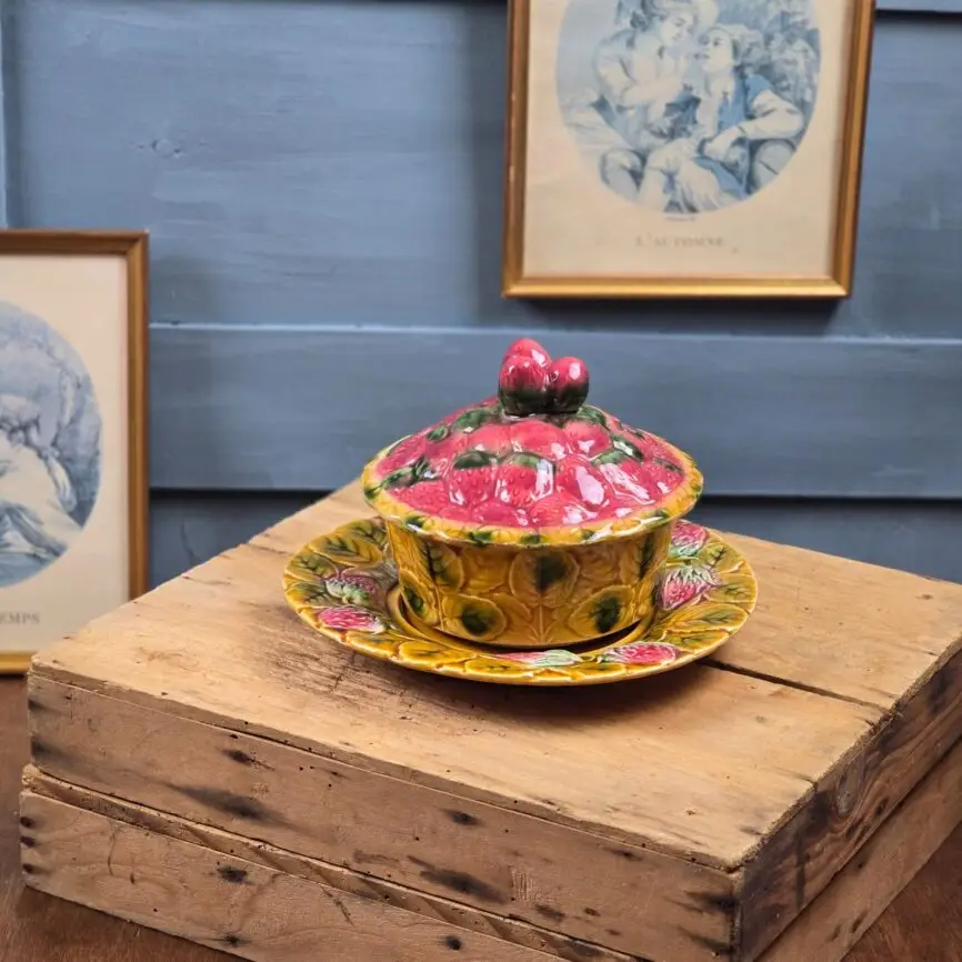 Confiturier ancien Sarreguemines en barbotine décor fraises sur caisse en bois vintage