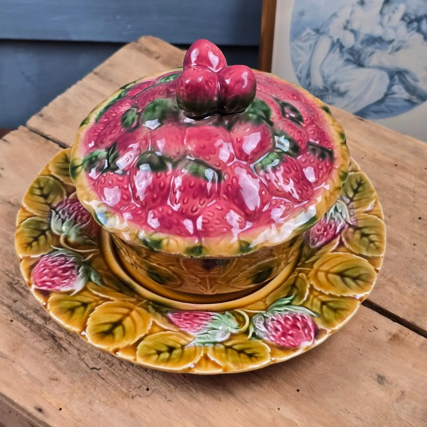 Pot à confiture ancien en barbotine Sarreguemines avec décor fraises et feuilles colorées