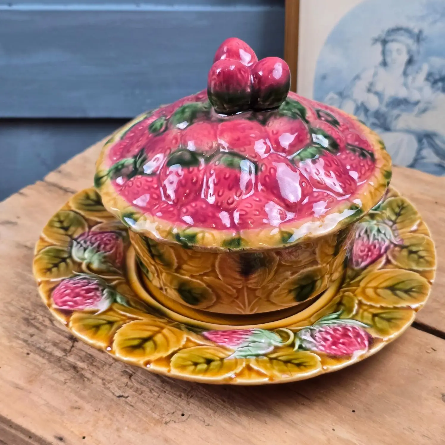 Vue rapprochée du couvercle du confiturier Sarreguemines en barbotine décor fraises