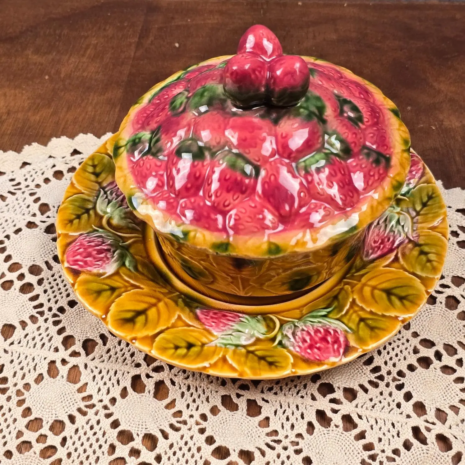 Confiturier ancien Sarreguemines en barbotine décor fraises sur napperon vintage