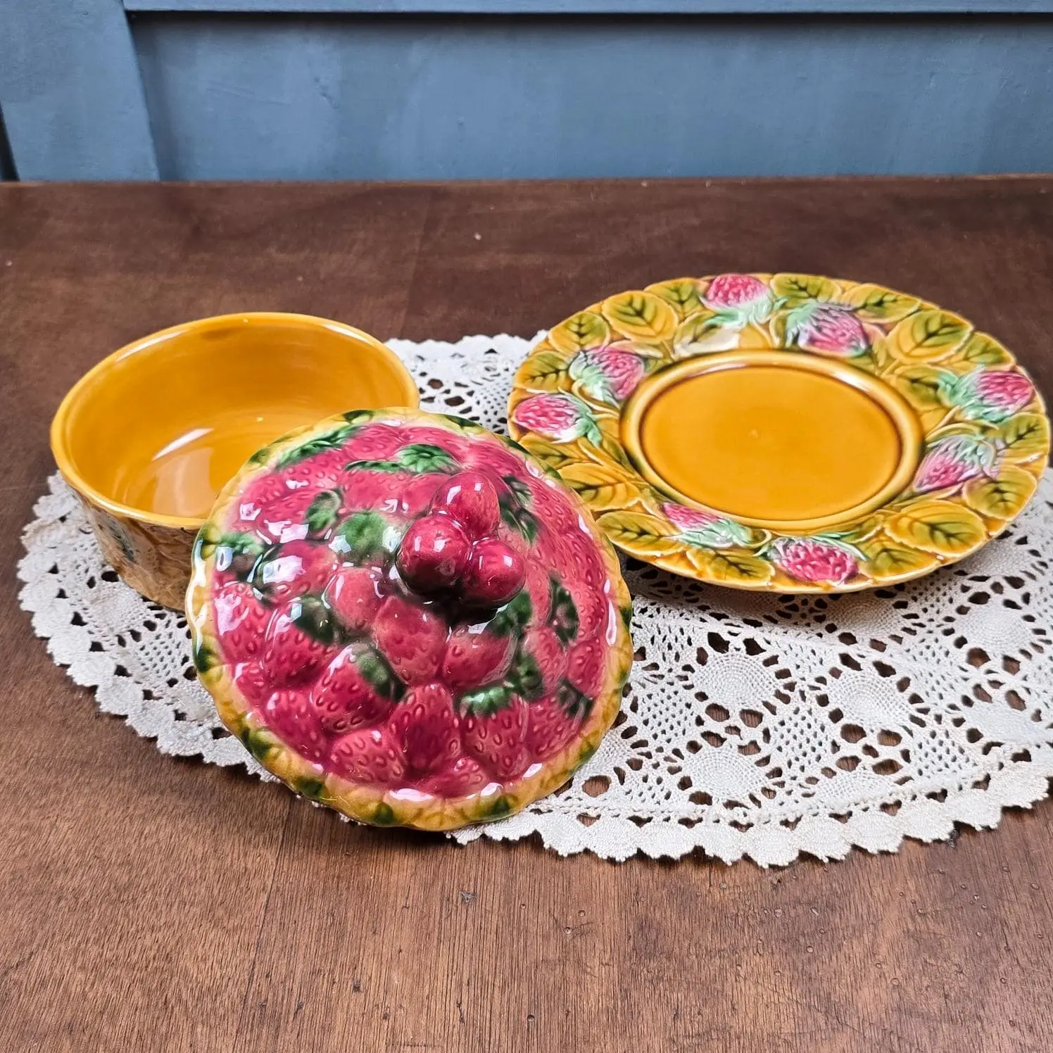 Ensemble confiturier barbotine Sarreguemines ouvert avec coupelle et couvercle sur napperon