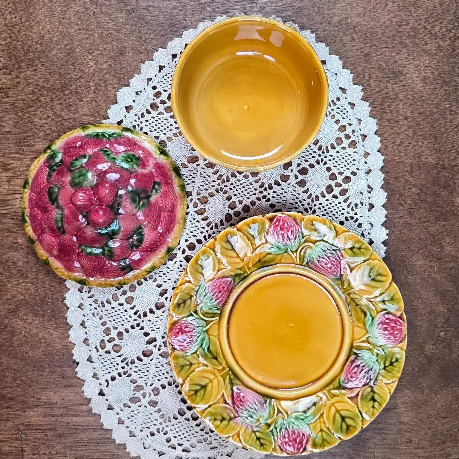 Détail intérieur du pot à confiture ancien Sarreguemines en barbotine jaune