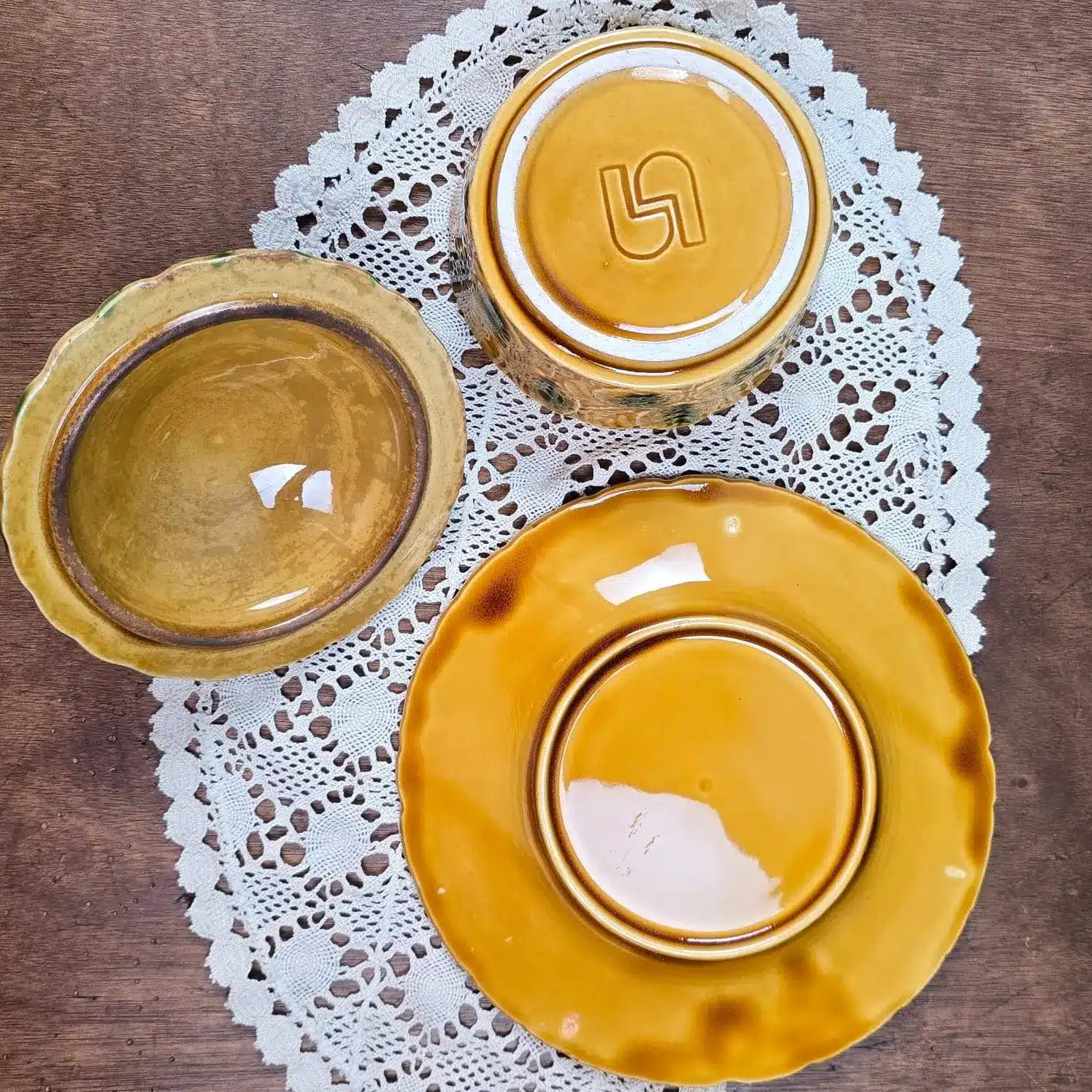 Dessous du confiturier Sarreguemines, marque visible, ensemble complet barbotine