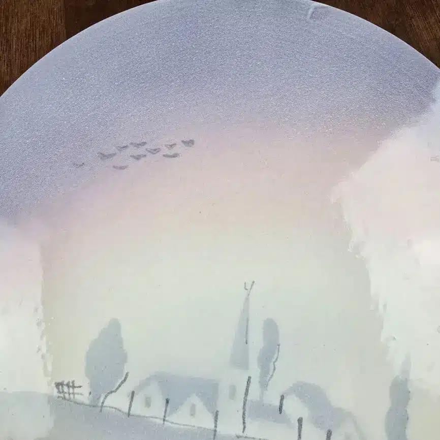 Détail décor village champêtre faïence Salins tons doux vintage, haut du dessous de plat