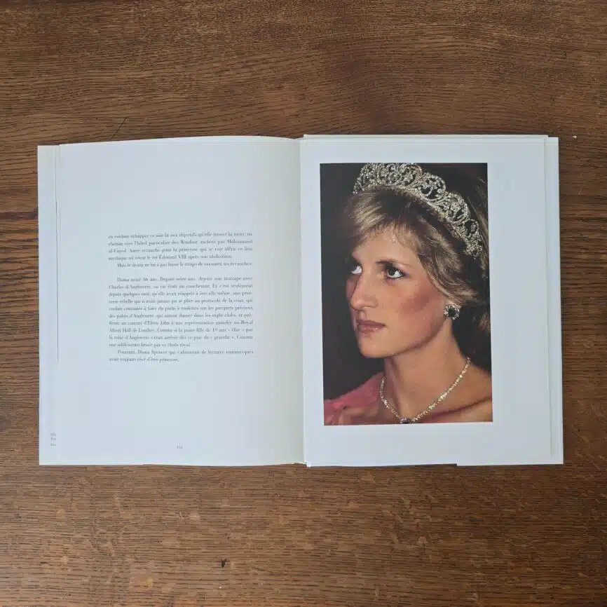 Portrait couleur de la princesse Diana portant un diadème.