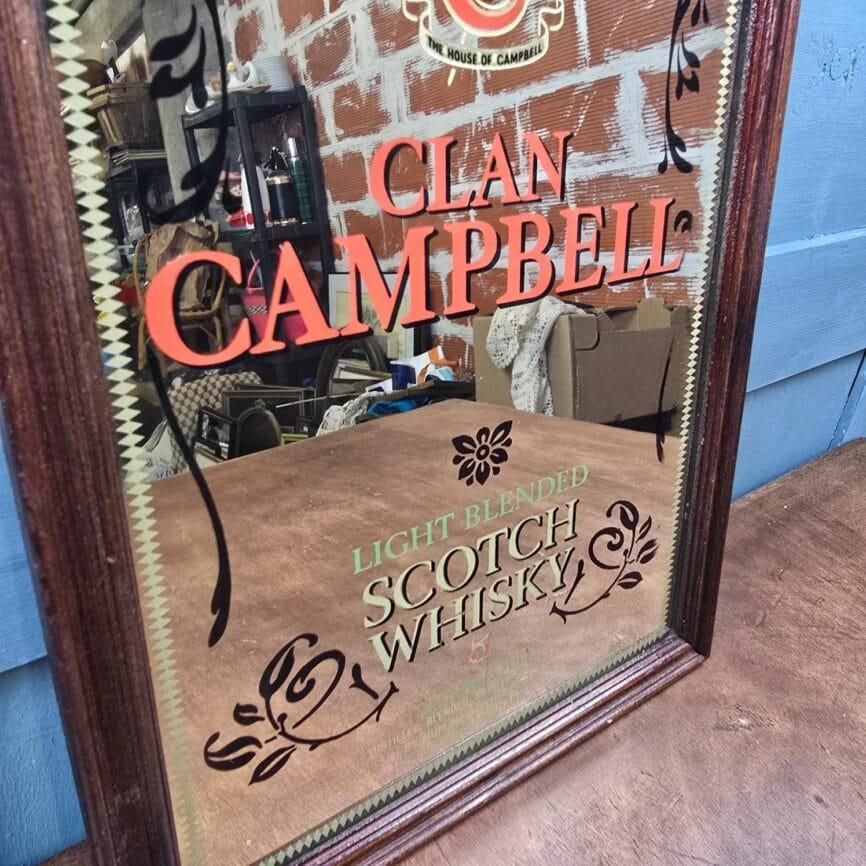 Vue de côté du miroir Clan Campbell avec reflets et lettrage rouge.