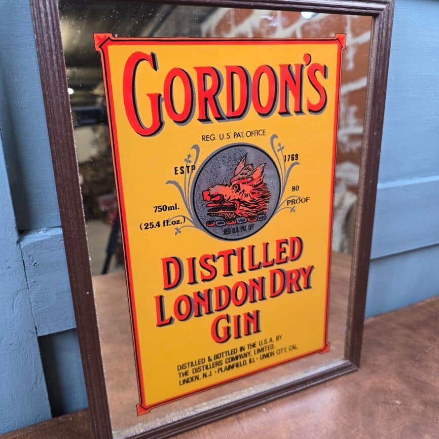 Miroir publicitaire Gordon’s – Distilled London Dry Gin – encadrement bois foncé, fond jaune vif.