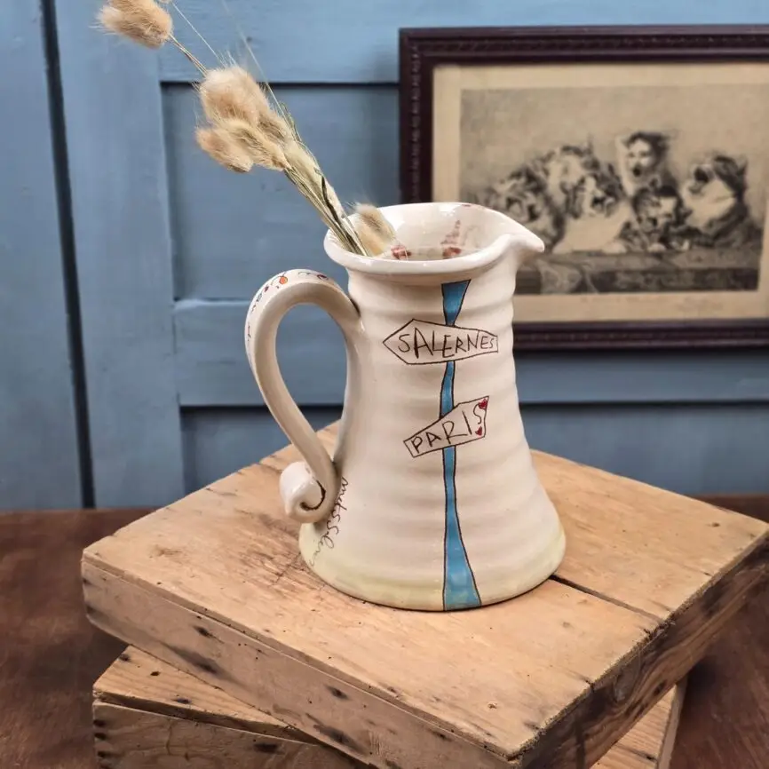 Vue arrière du pichet Muts Salernes décor route Salernes Paris