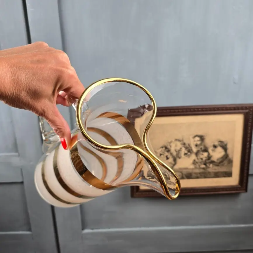 Grand pichet soufflé décoré de bandes dorées et givrées