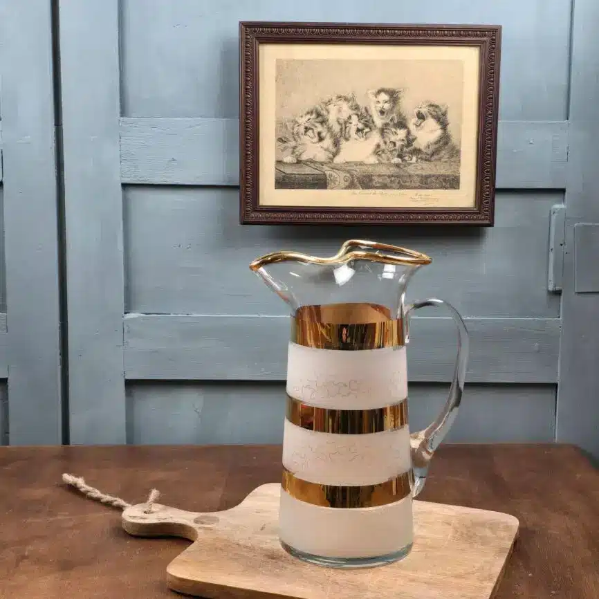 Grand pichet Art déco en verre doré et givré sur planche en bois vintage
