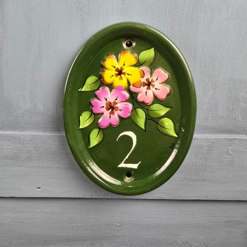 Plaque de porte ovale verte en céramique peinte à la main, décor floral et chiffre 2.