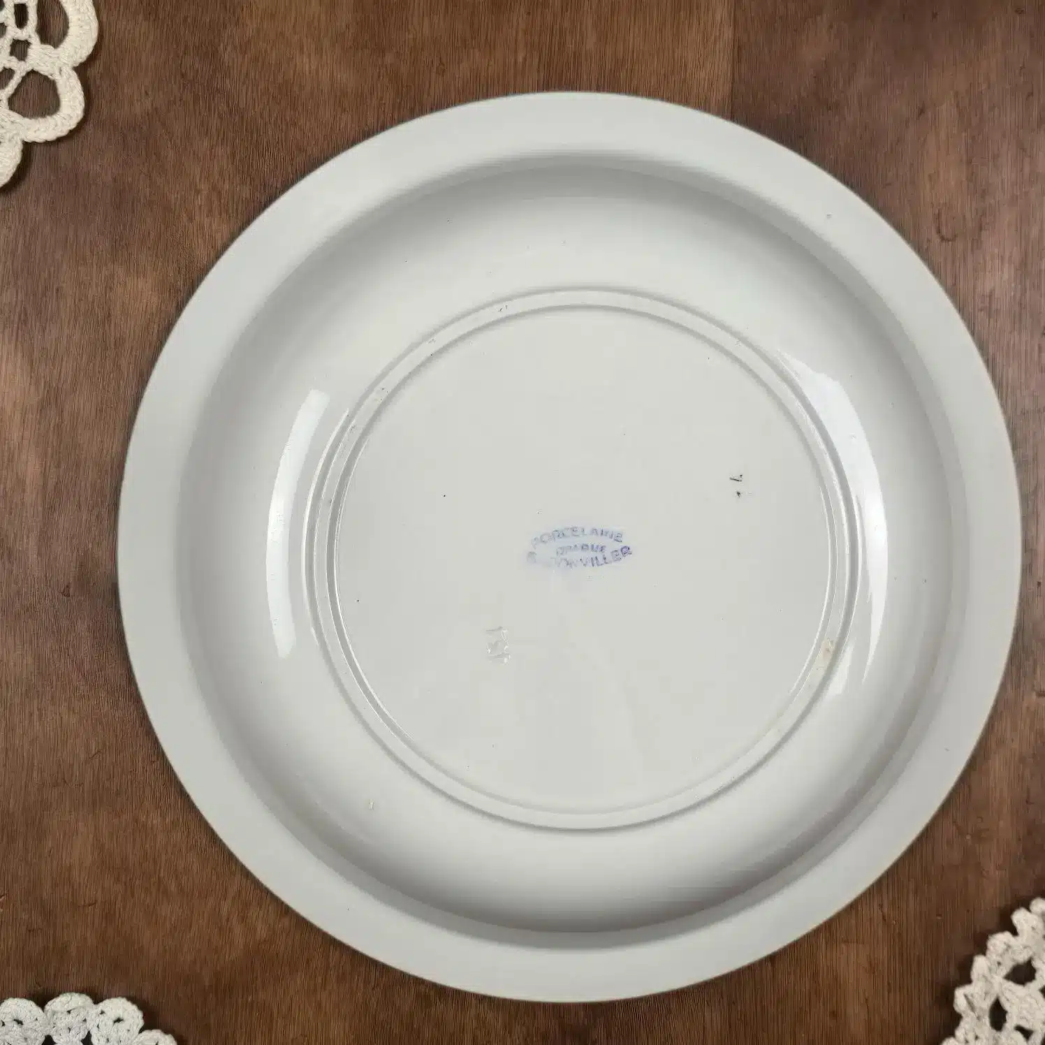 Vue du dessous du plat ancien Badonviller en porcelaine, finition lisse et brillante.