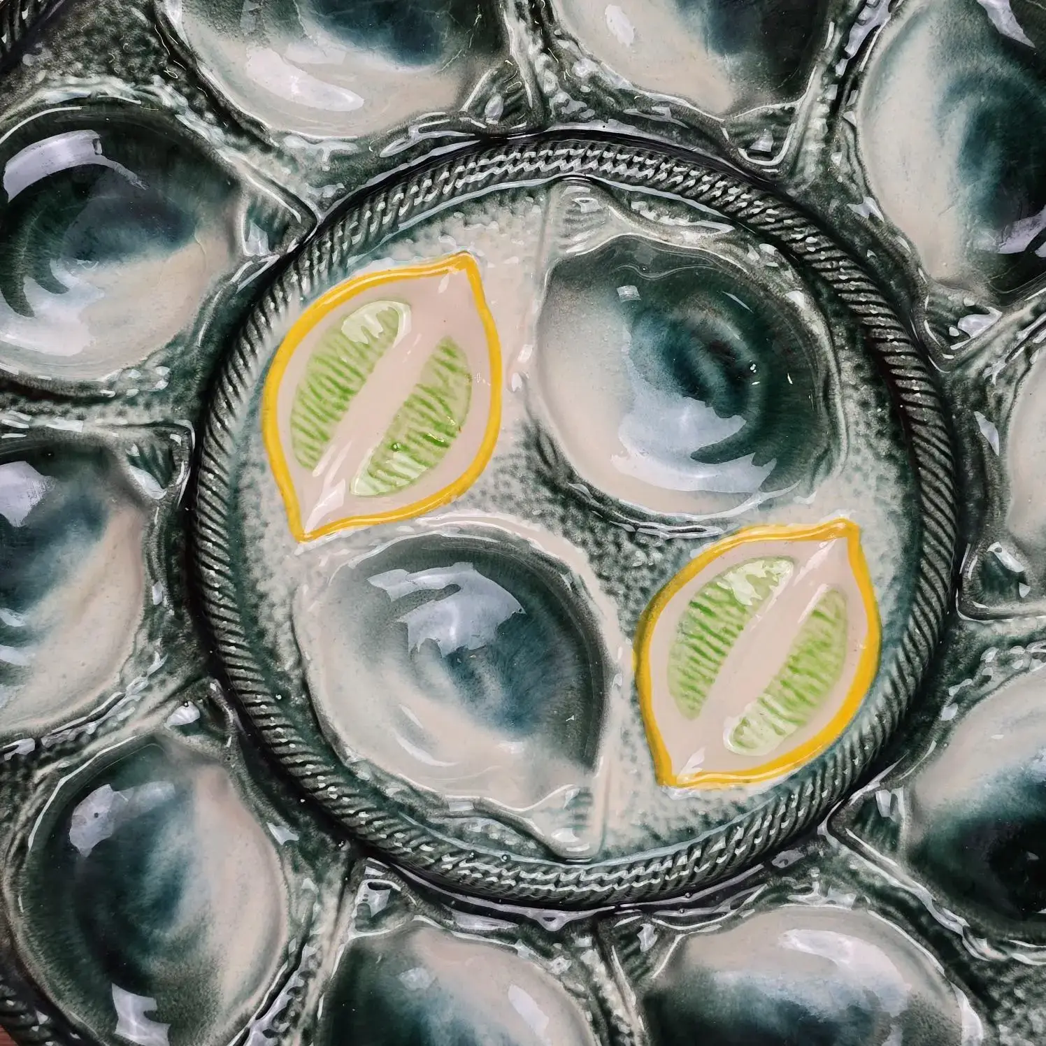 Plat à huîtres St Clément, 12 compartiments coquilles et 2 citrons centraux