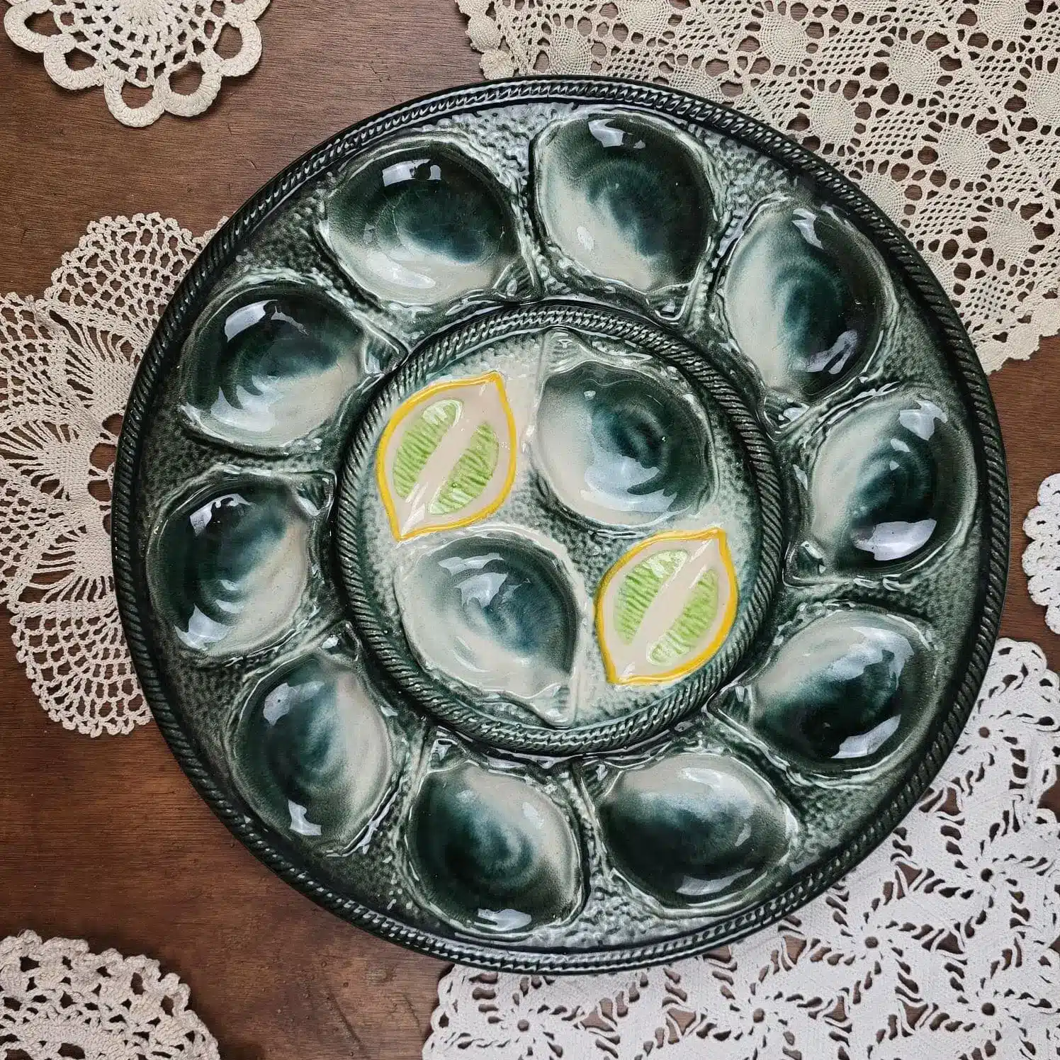 Grand plat à huîtres St Clément vert émeraude et jaune citron, vue d’ensemble