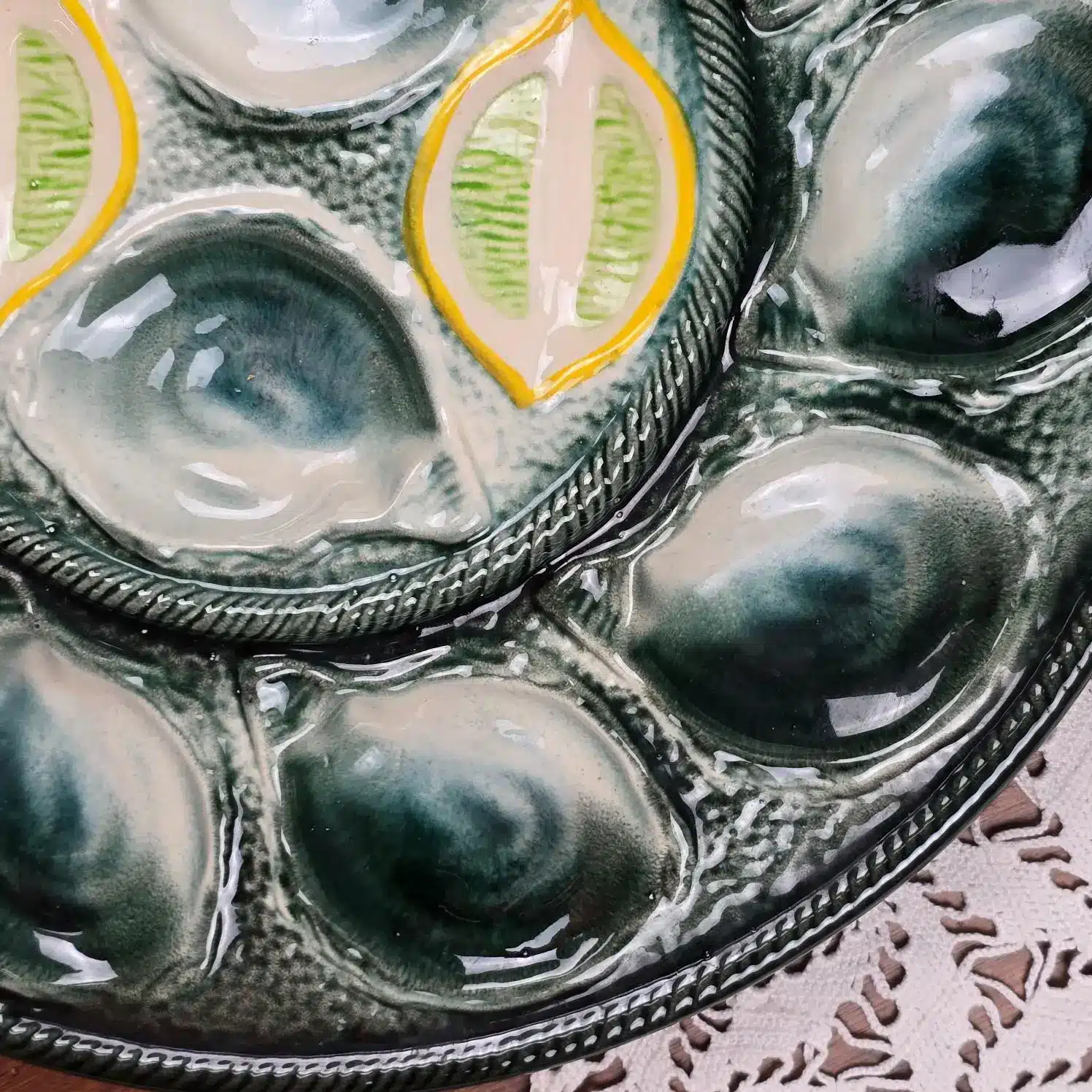 Détail du bord du plat en relief vert et jaune sur plat à huîtres St Clément