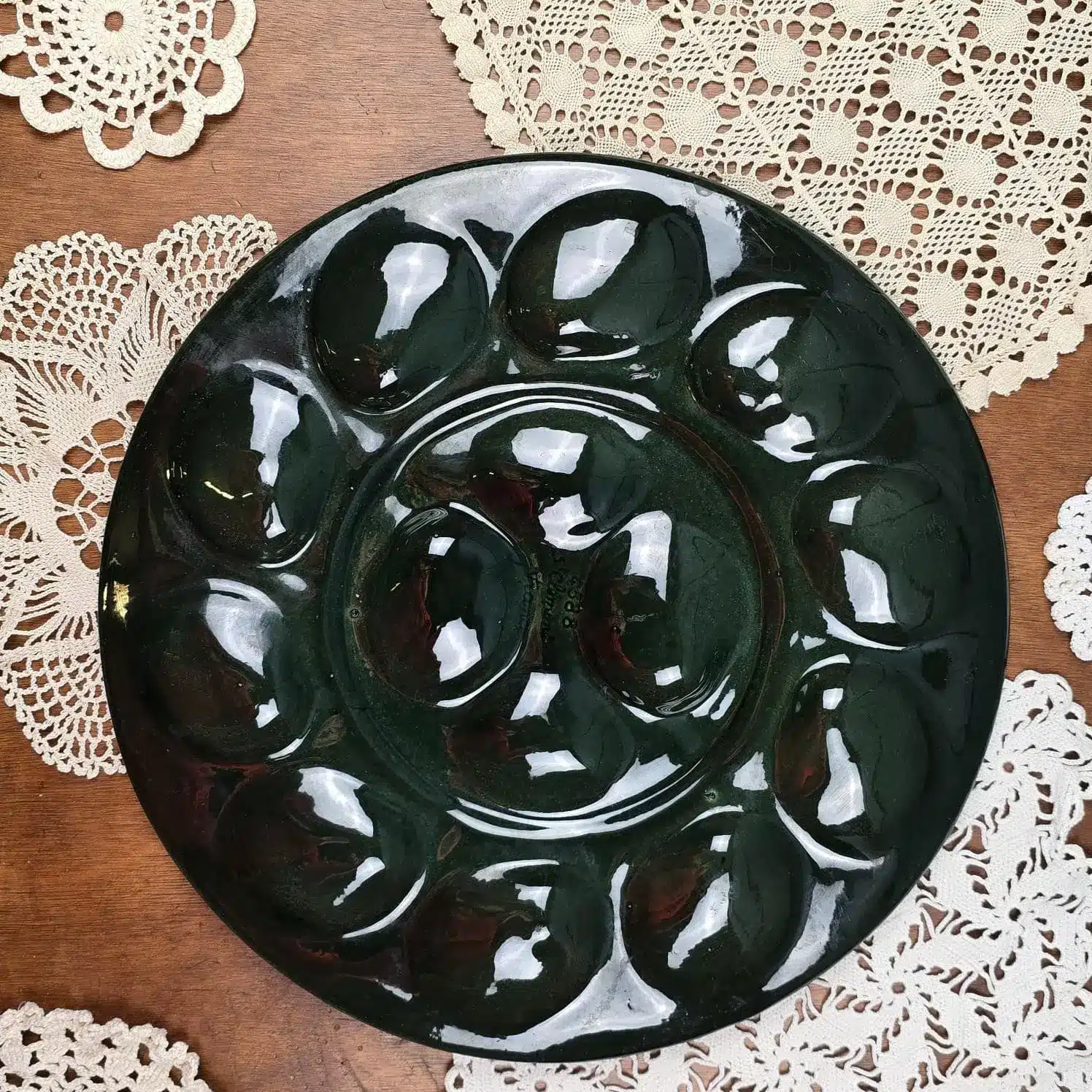 Dessous du plat à huîtres St Clément, glaçure verte brillante