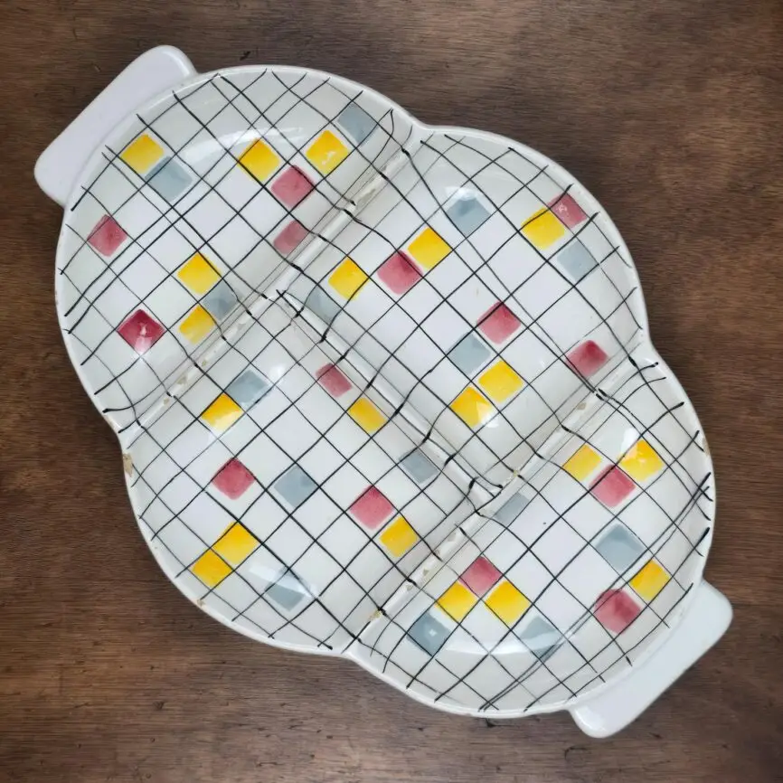 Plat compartimenté Schramberg décor Ollo, vue d’ensemble sur table en bois