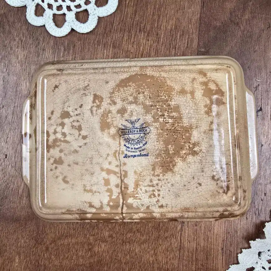 Vue de dessous du petit plateau ancien Villeroy & Boch décor bleu “Burgenland”.