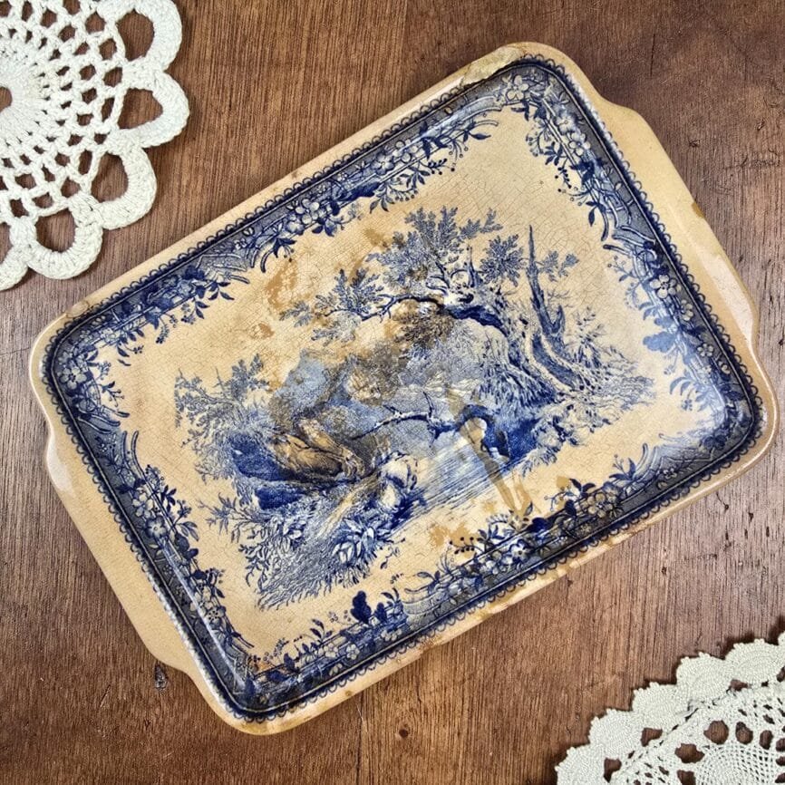 Petit plateau ancien Villeroy & Boch décor bleu “Burgenland” vu de dessus sur table en bois, ambiance vintage.