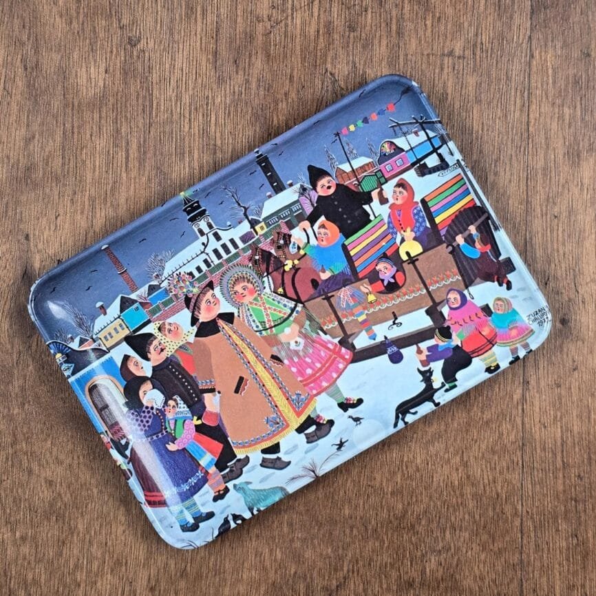 Plateau vintage rectangulaire en mélaminé Melel, décor coloré d’une scène hivernale signée Zuzana Chalupová, sur fond de bois.