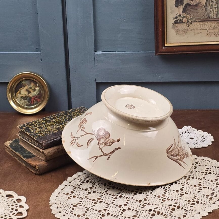 Saladier ancien Choisy-le-Roi posé sur des livres anciens, ambiance vintage