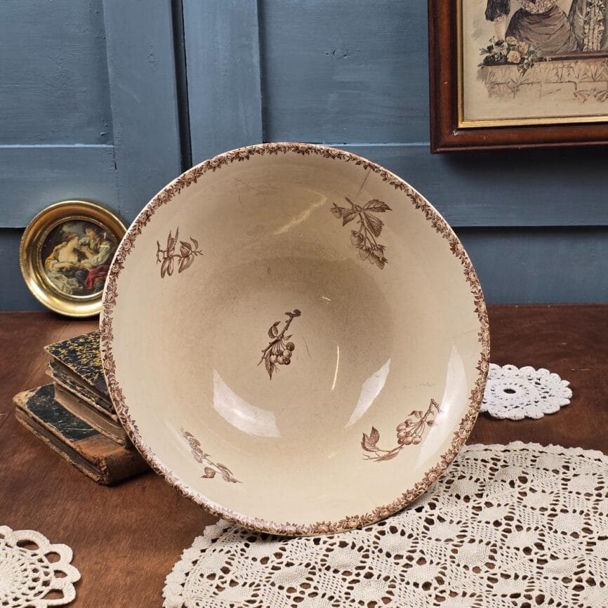 Vue intérieure du saladier ancien décor sépia Choisy-le-Roi XIXᵉ