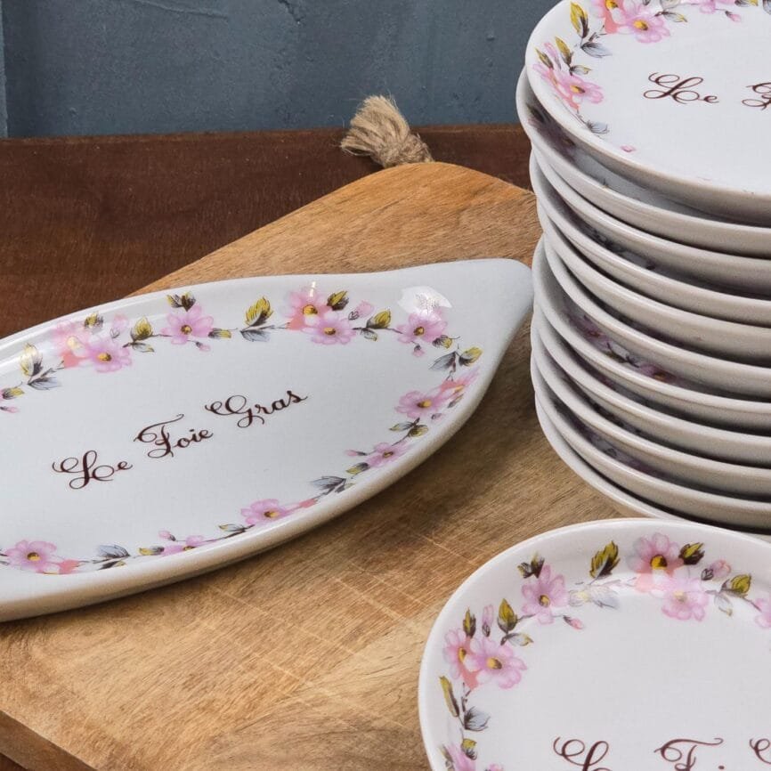 Vue rapprochée du plat Apilco et des assiettes assorties.