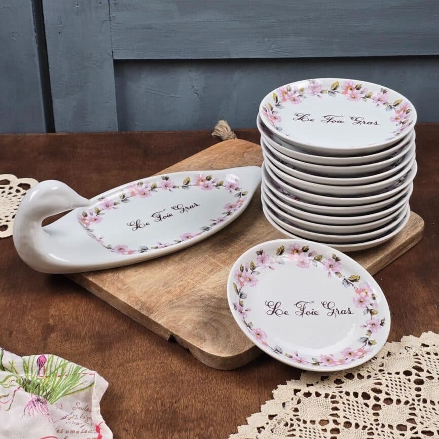 Ensemble du service Apilco présenté sur planche de bois.