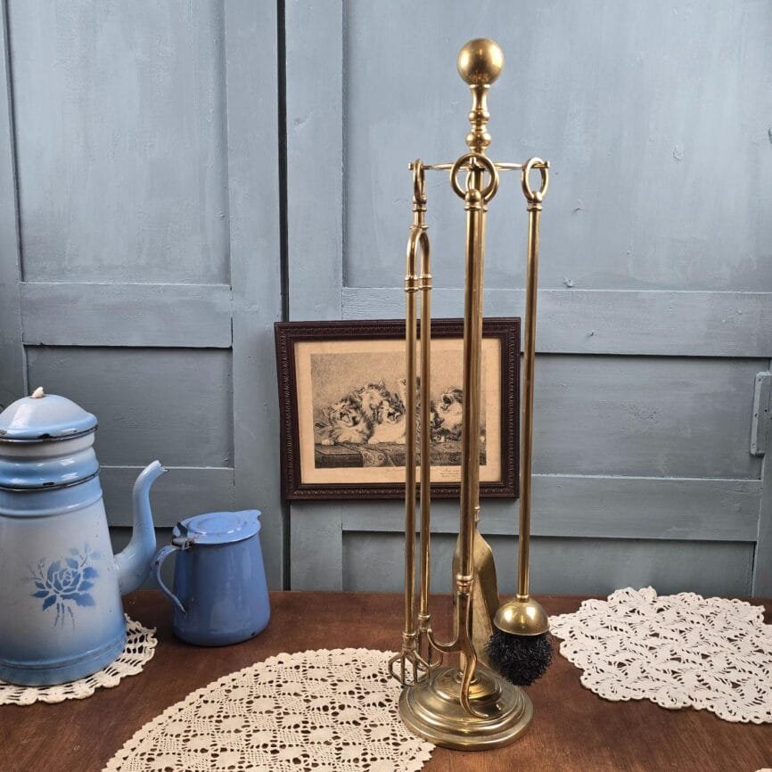 Serviteur de cheminée ancien complet, quatre outils suspendus sur base circulaire.