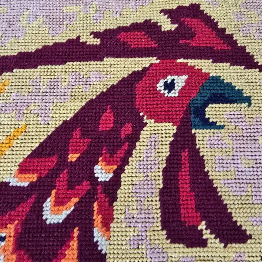 Gros plan tapisserie coq vintage détail tête rouge et plumage coloré