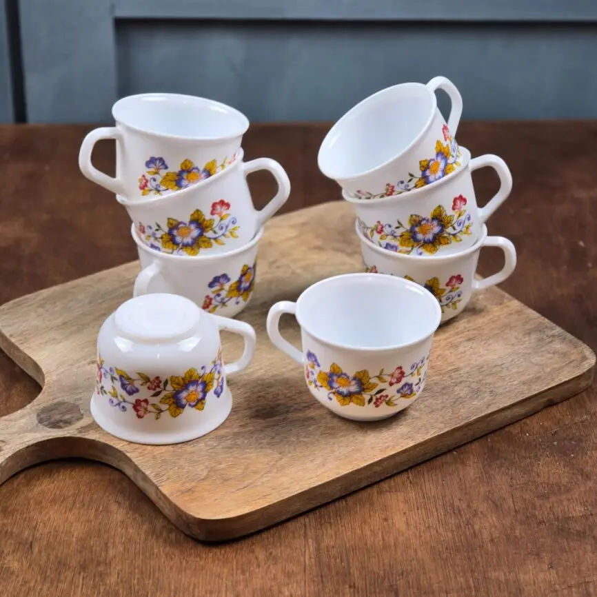 Lot de 8 tasses Arcopal vintage décor fleuri coloré, posées sur planche en bois
