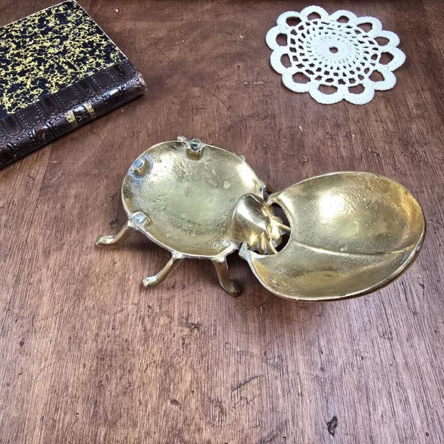 Boîte coccinelle en laiton vintage ouverte, montrant son compartiment intérieur.