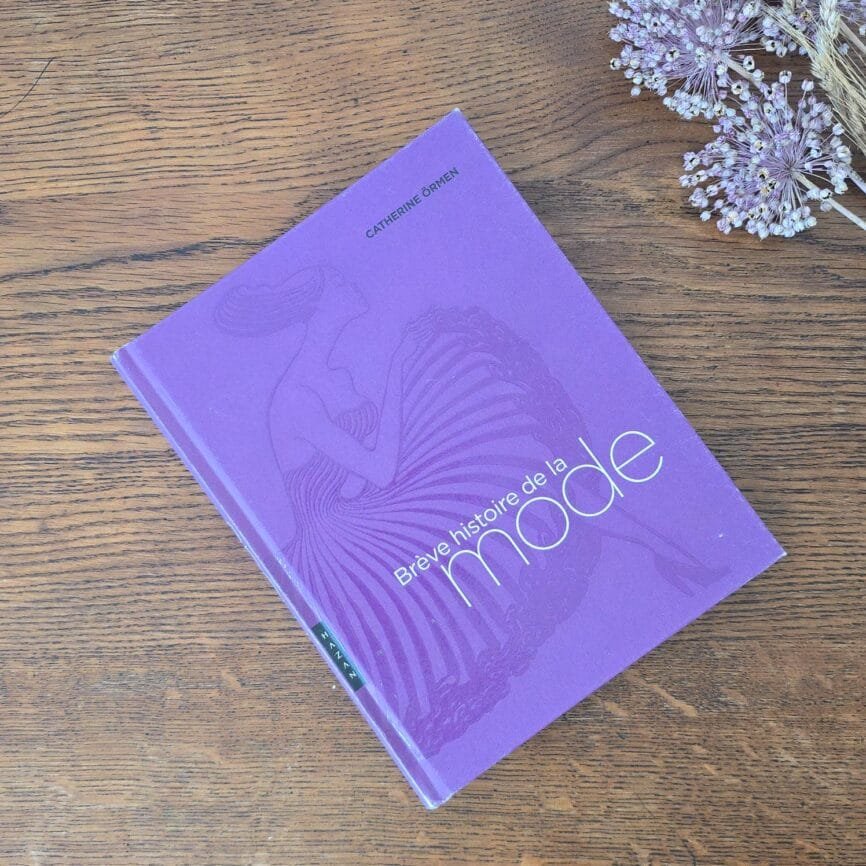 Couverture du livre violet "Brève histoire de la mode" de Catherine Örmen, Éditions Hazan 2011