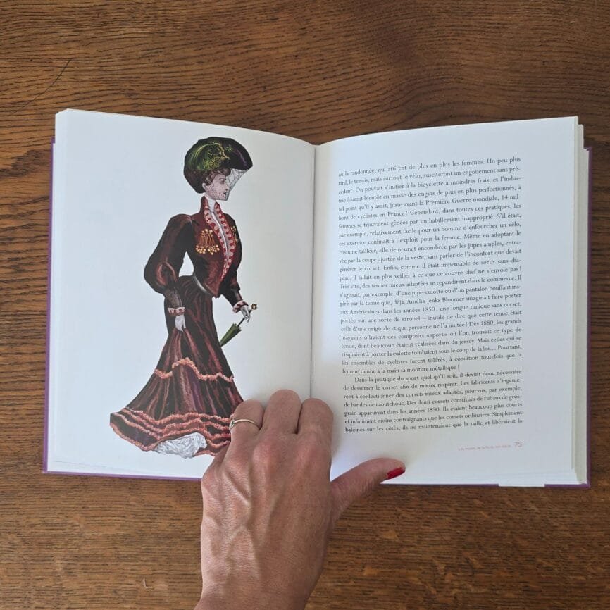 Illustration couleur d’une robe des années 1950 dans le livre "Brève histoire de la mode"