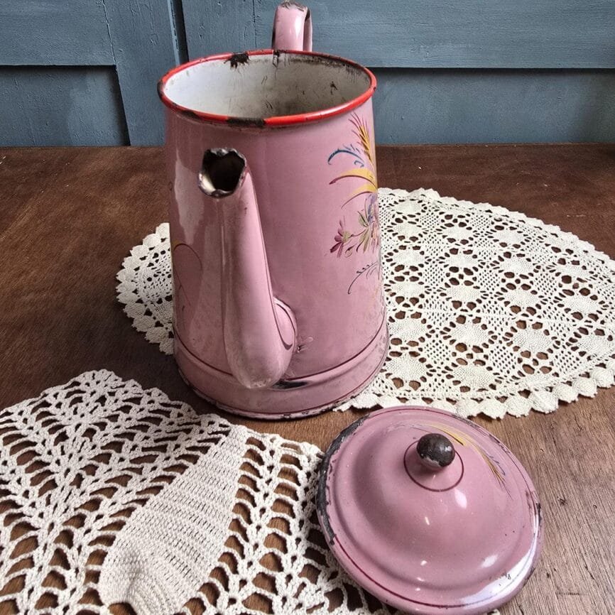 Cafetière ouverte avec son couvercle, vue sur l’intérieur et la couleur rose poudré.
