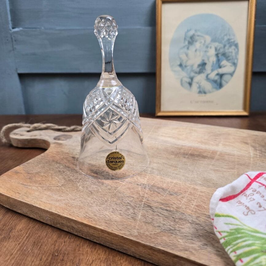 Cloche en cristal d’Arques posée sur une planche en bois