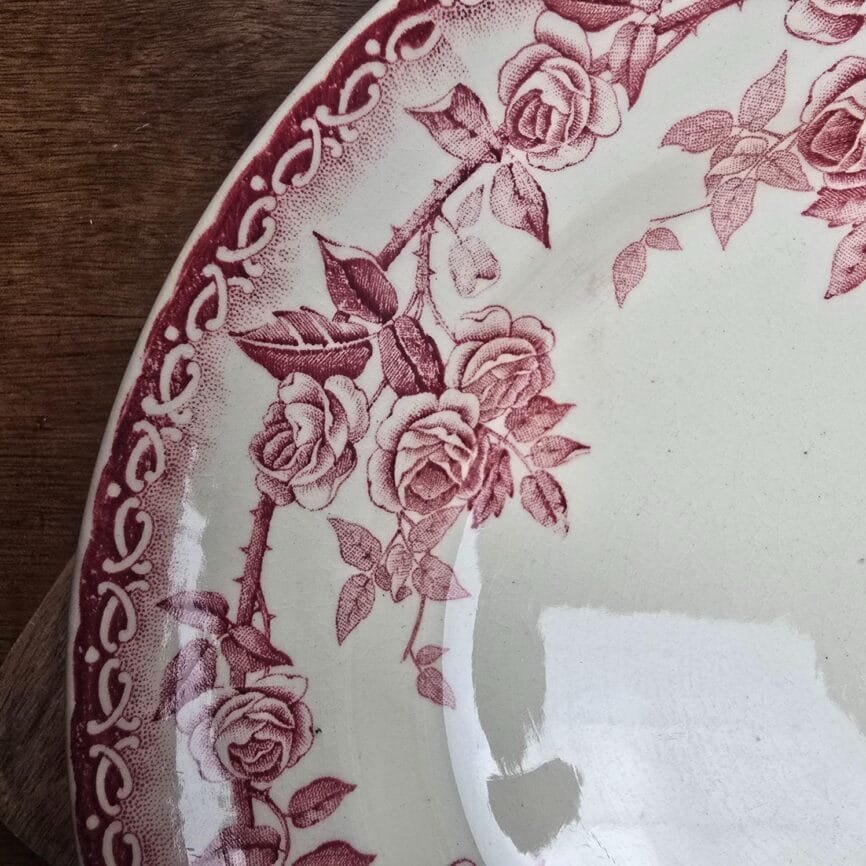 Détail du décor de roses sur la bordure du compotier en terre de fer