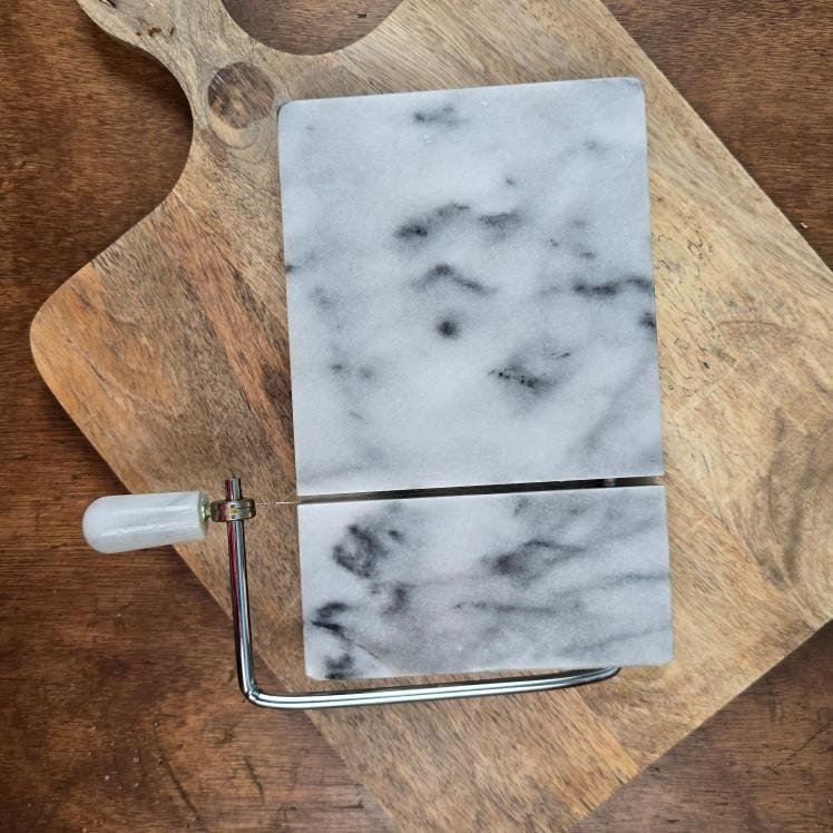 Plaque en marbre avec système de fil à découper, vue de dessus.