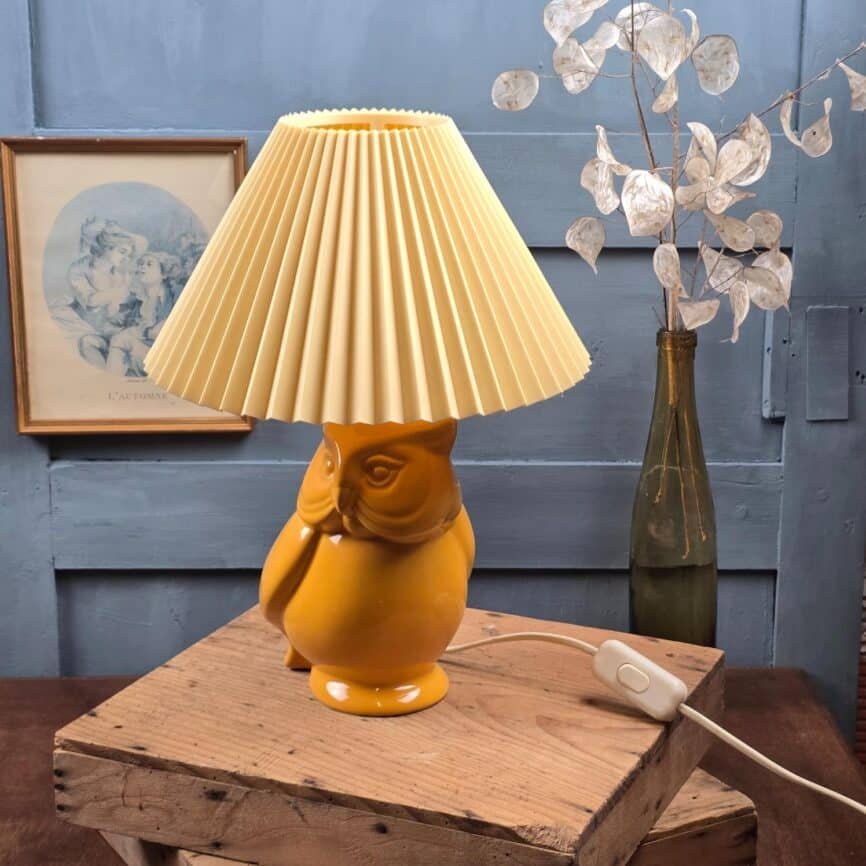 Lampe hibou vintage jaune Koraldec sur fond bleu.