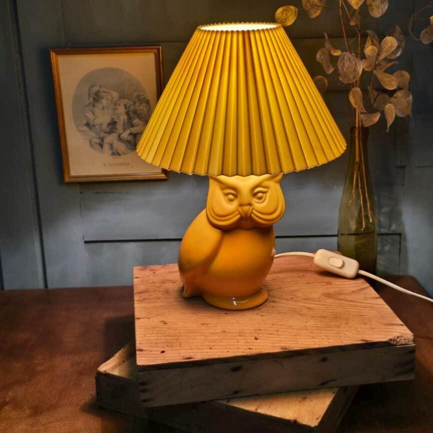 Lampe hibou Koraldec jaune avec abat-jour plissé, vue d’ensemble allumée.
