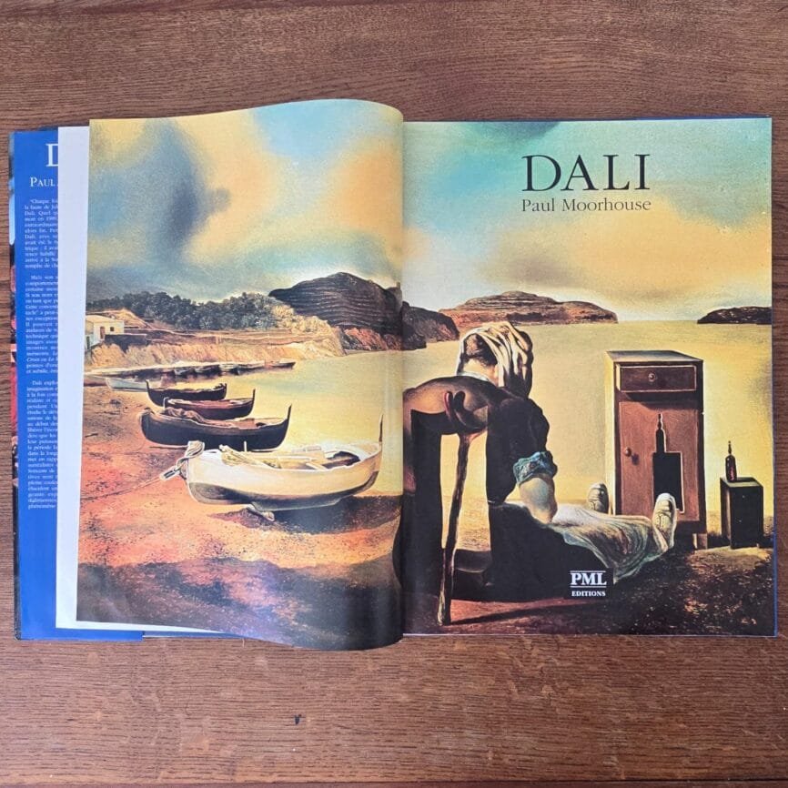 Double page illustrée du livre Dalí montrant une œuvre de Salvador Dalí.