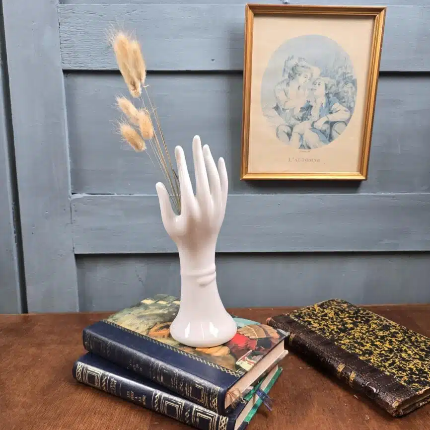 Soliflore en porcelaine main, décoré avec fleurs séchées, en mise en scène vintage.