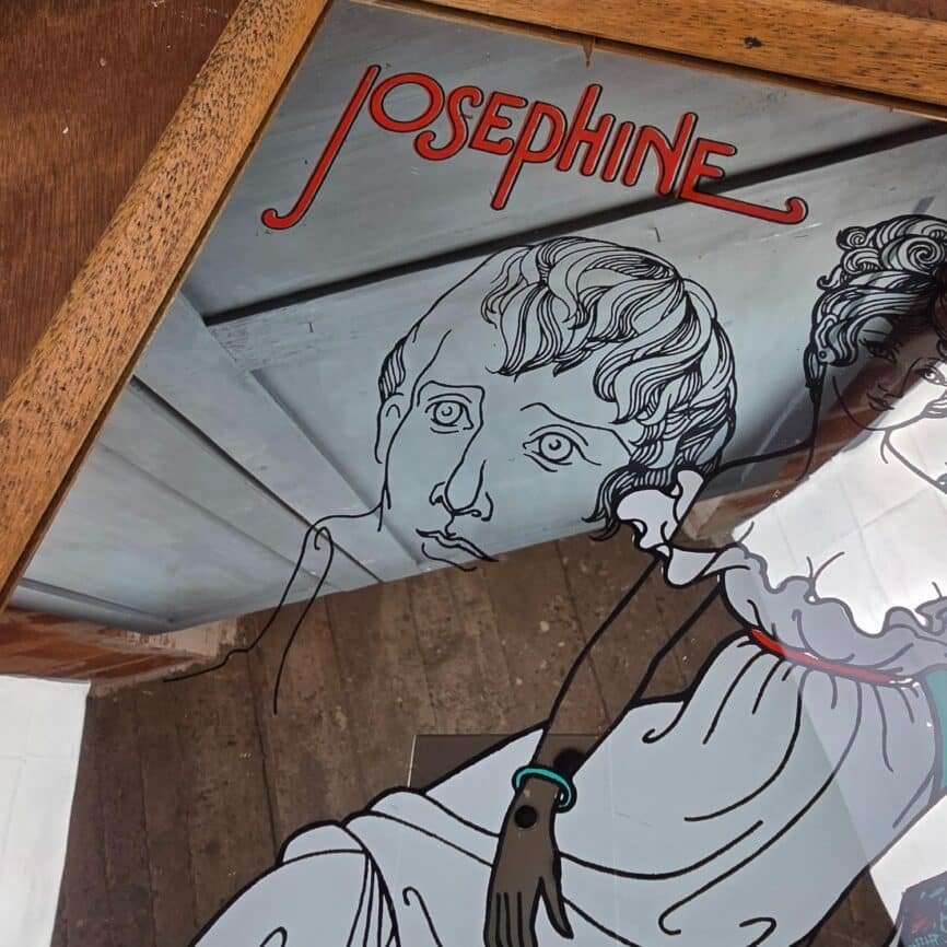 Vue rapprochée du miroir sérigraphié Joséphine, couleurs turquoise et rouge, détail du personnage.