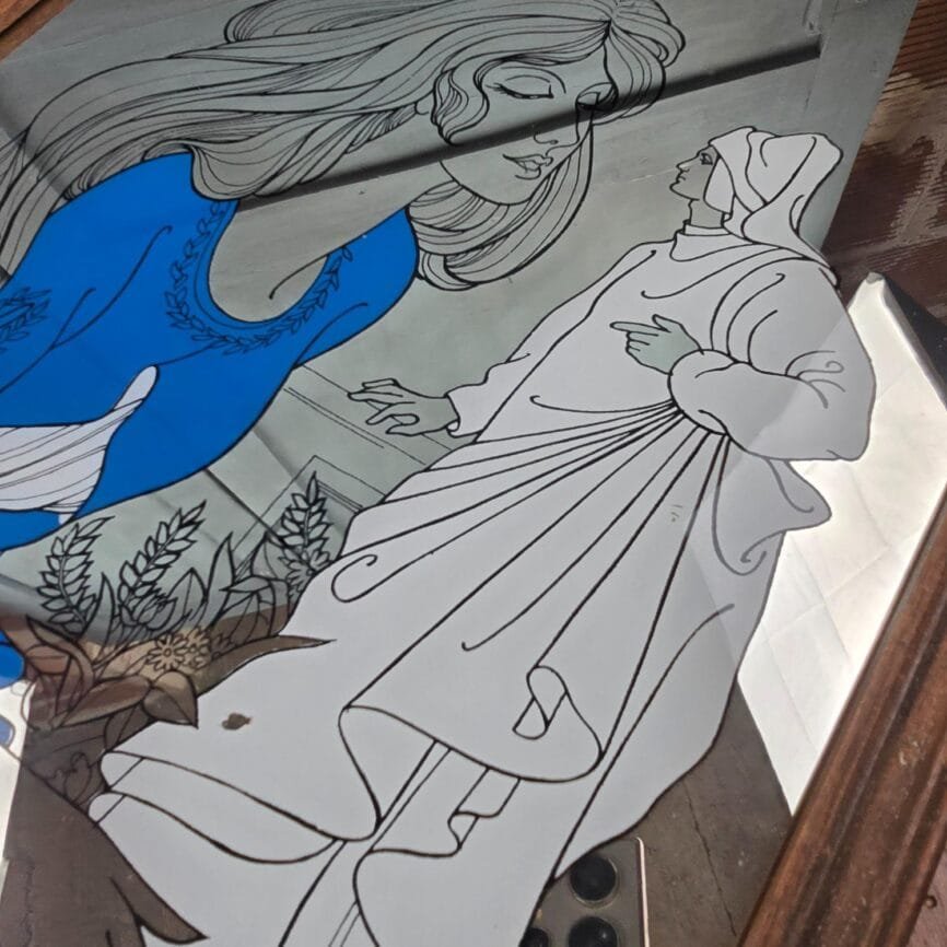 Zoom sur la sérigraphie bleue et blanche du miroir décoratif vintage.