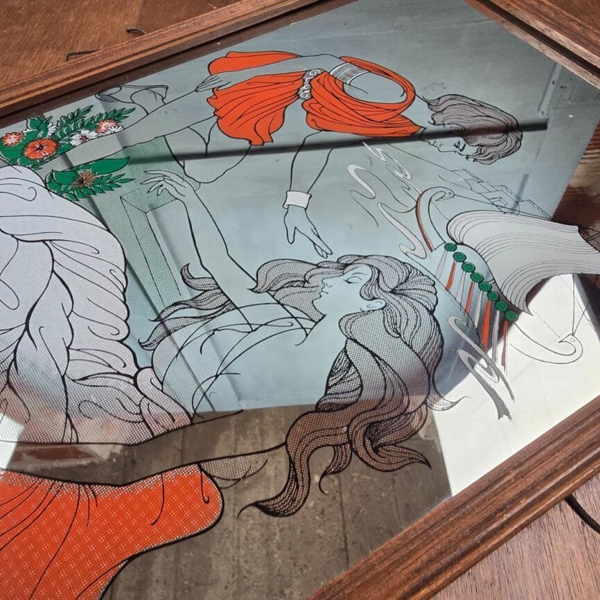 Détail du miroir : drapés antiques rouges et blancs, harpe stylisée.