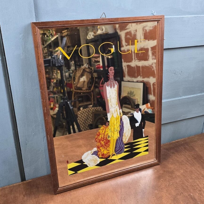 Miroir vintage vue de biais “Vogue” années 70, décor Art déco femme élégante et homme en habit noir.