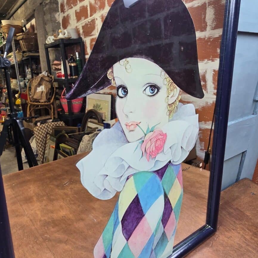 Vue latérale du miroir Arlequin Miria Fujita, détails du visage et des couleurs pastel.