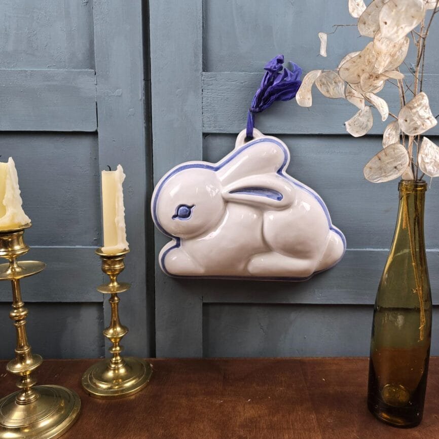 Moule vintage en céramique blanche et bleue en forme de lapin suspendu au mur, signé Thun Italy.