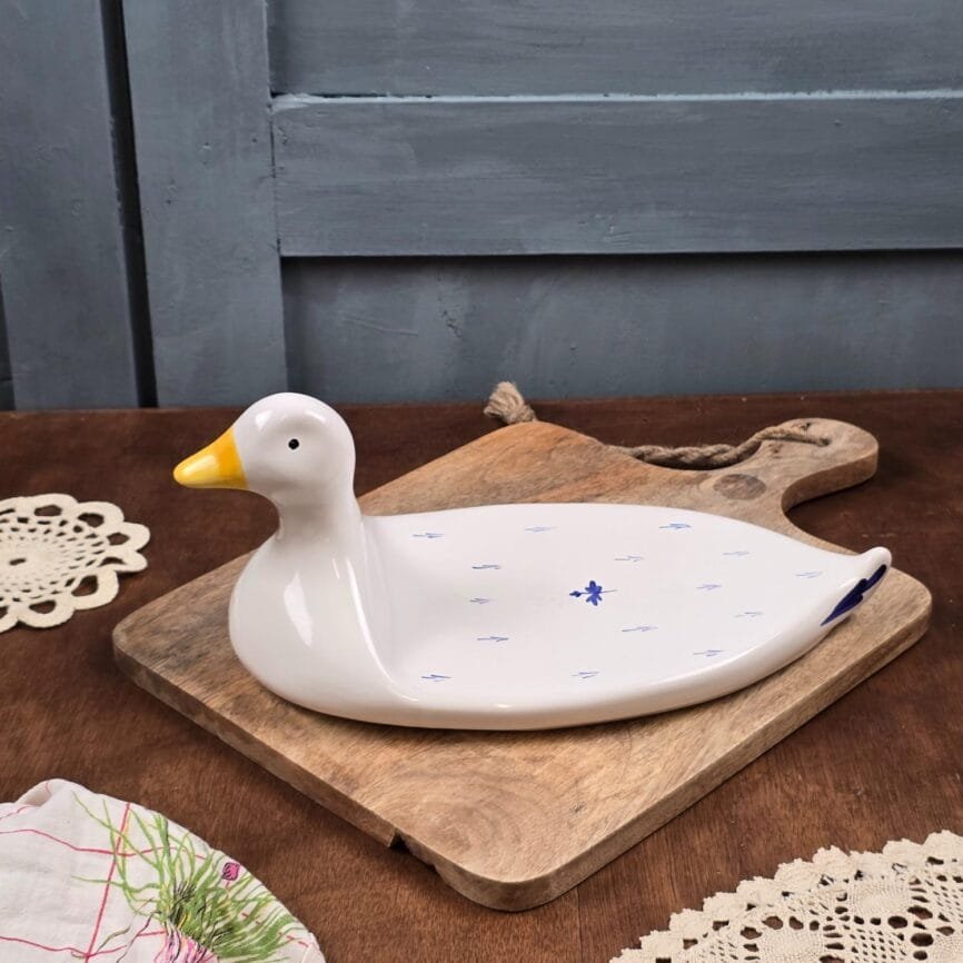 Vue de côté du plat montrant la forme allongée et les motifs bleus.