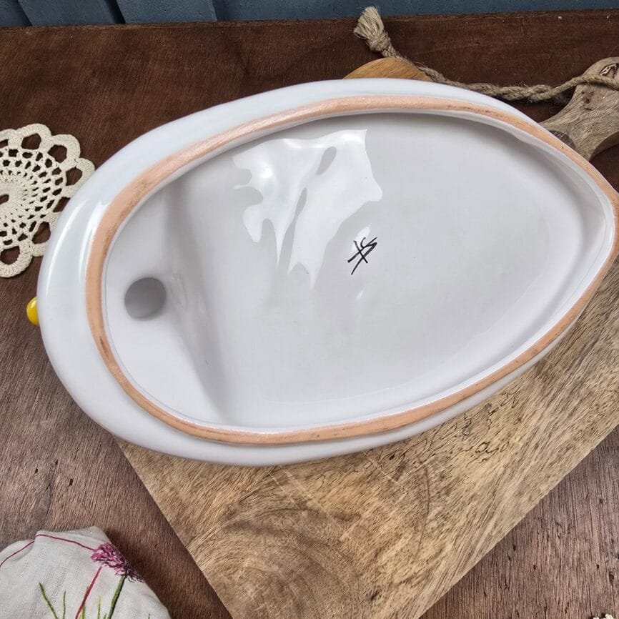 Dos du plat présenté sur planche de bois dans une ambiance rustique.